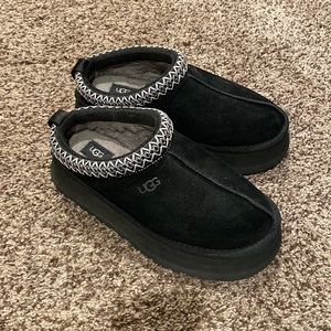 UGG Tazz platform slipper in black suede